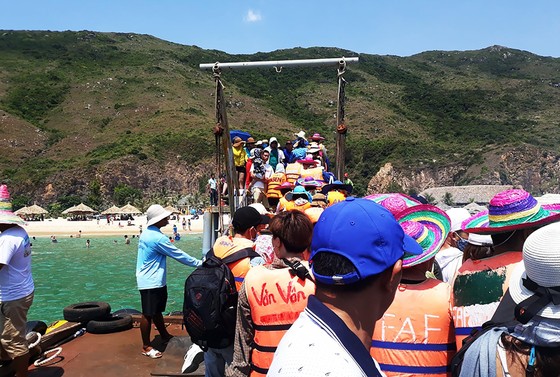Biển người đổ đến nghỉ lễ khiến làng biển Nhơn Lý trở nên "quá tải" ảnh 1