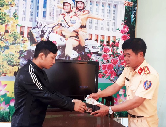 Cảnh sát giao thông trả lại tài sản đánh rơi cho người tham gia giao thông ảnh 1