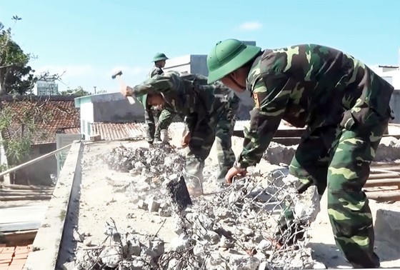 Giúp dân dựng lại nhà sập sau bão số 6 ảnh 2