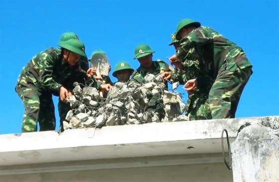 Giúp dân dựng lại nhà sập sau bão số 6 ảnh 1