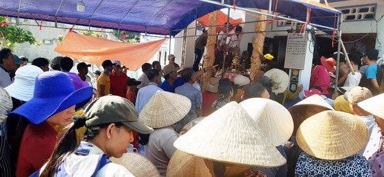 Cá ông lạc vào đầm Thị Nại, sa vào lưới vợ chồng đánh cá đêm ảnh 3