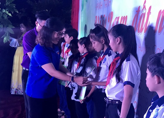 “Hành trình Việt Nam đất nước tôi yêu” mang trung thu đến với trẻ em Tiền Giang ảnh 6