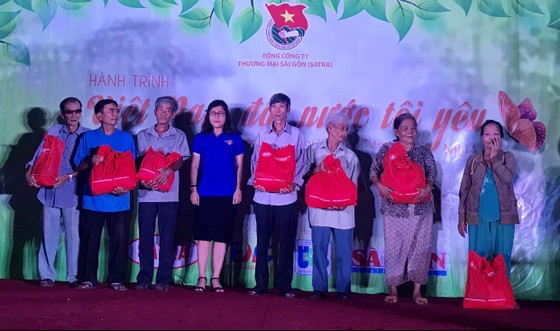 “Hành trình Việt Nam đất nước tôi yêu” mang trung thu đến với trẻ em Tiền Giang ảnh 11