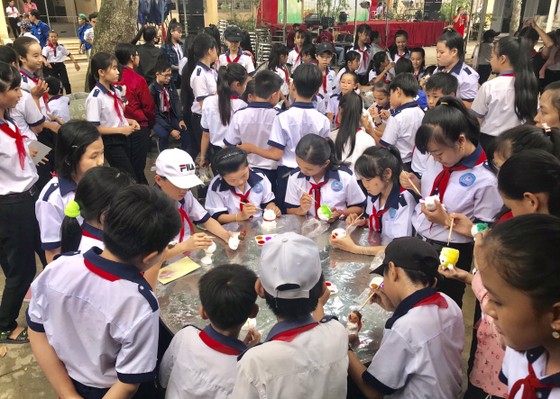 “Hành trình Việt Nam đất nước tôi yêu” mang trung thu đến với trẻ em Tiền Giang ảnh 4