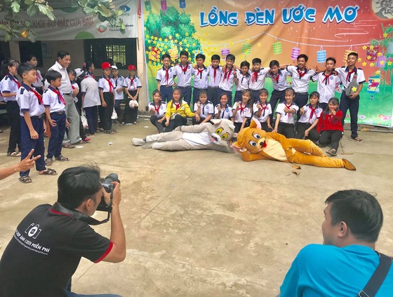 “Hành trình Việt Nam đất nước tôi yêu” mang trung thu đến với trẻ em Tiền Giang ảnh 5