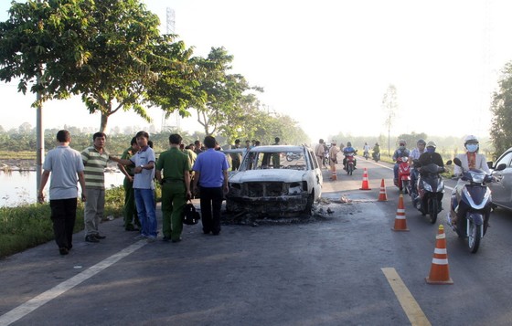 Ô tô 7 chỗ cháy trơ khung ảnh 2