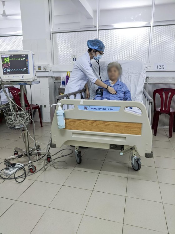 Cứu sống cụ bà 80 tuổi bị u tim nguy kịch ảnh 1