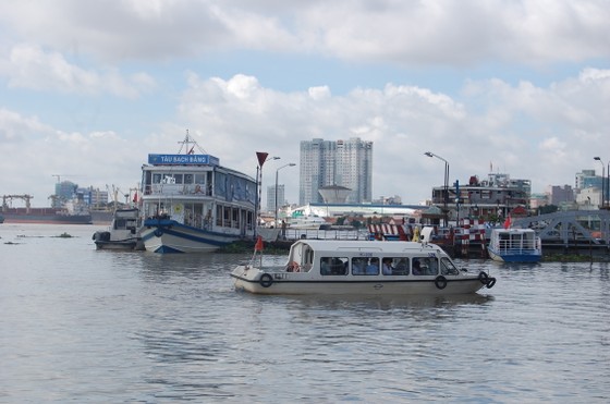 Tổ chức du lịch đường sông nội đô kết hợp phục vụ ẩm thực về đêm tại Bến Bạch Đằng ảnh 1