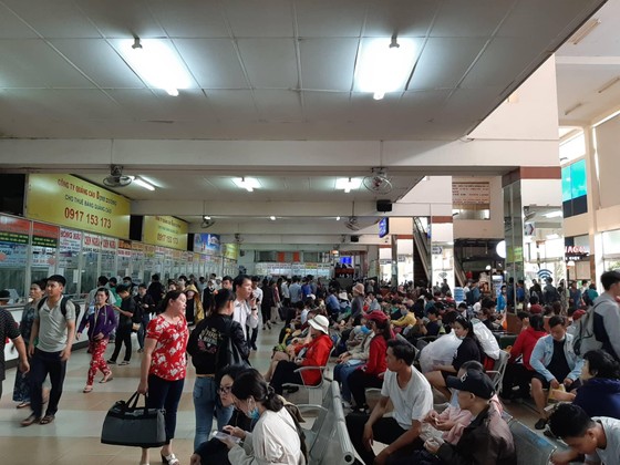 Người dân TPHCM tấp nập về quê nghỉ lễ ảnh 3