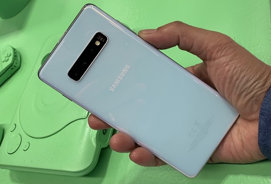 Galaxy S10 Plus ra mắt: Nâng cấp đáng kể so với Galaxy S9 Plus ảnh 3