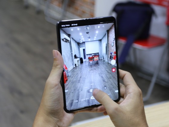 Galaxy Fold phiên bản thương mại đầu tiên tại Viêt Nam ảnh 2