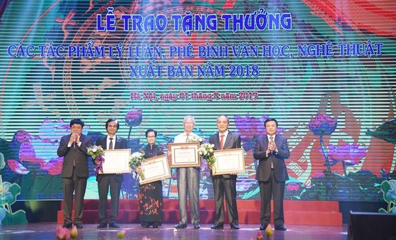 Trao tặng thưởng 15 tác phẩm lý luận, phê bình Văn học Nghệ thuật xuất bản năm 2018 ảnh 1