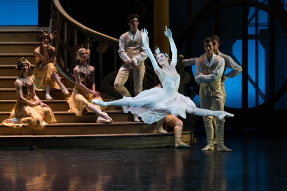 Vở ballet kinh điển Cô bé Lọ Lem của Paris đến với khán giả Việt Nam ảnh 2
