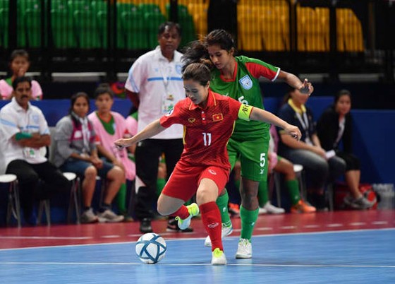 Thắng đậm Bangladesh, ĐT futsal nữ Việt Nam đặt một chân vào tứ kết ảnh 1