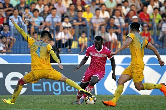 Vòng 18 Nuti Cafe V-League 2018: Nam Định trắng tay trên sân nhà ảnh 2