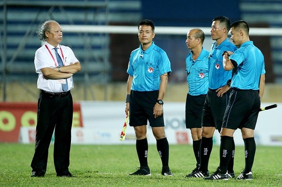 Khán giả “vượt rào” xuống sân phản ứng trọng tài trên sân Thiên Trường ảnh 6