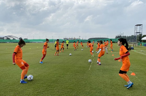 Đội tuyển U19 nữ Việt Nam tập buổi đầu tại Thái Lan ảnh 1