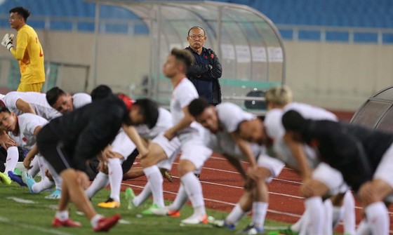 UAE làm quen sân Mỹ Đình ảnh 4