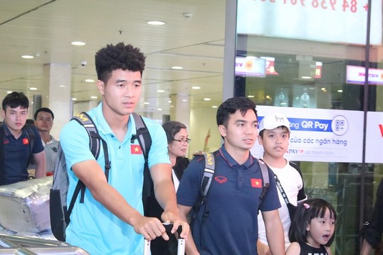 Tuyển U22 Việt Nam ‘mắc kẹt’ khi vừa đặt chân xuống TPHCM ảnh 1