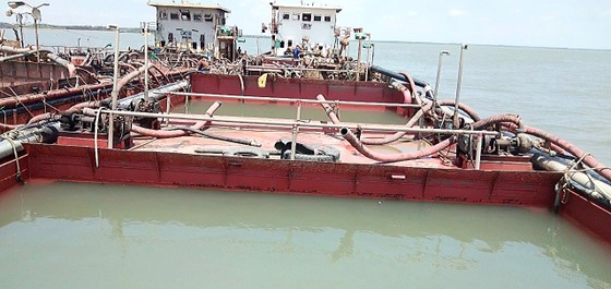 Bắt giữ 4 sà lan khai thác 800m³ cát trái phép ảnh 1