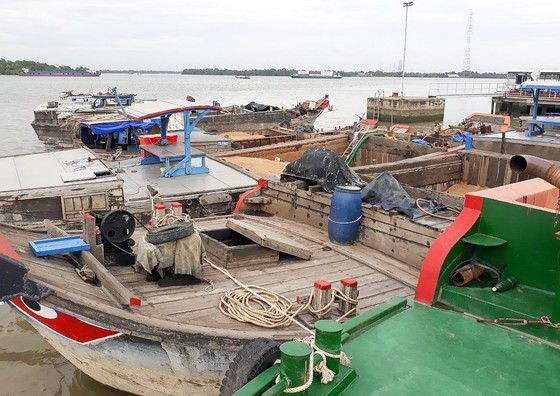 Bắt giữ 3 phương tiện khai thác cát trái phép trên sông Đồng Nai ảnh 1