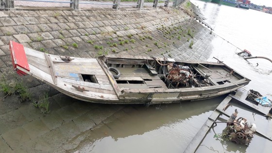 Bắt giữ 3 phương tiện khai thác cát trái phép trên sông Đồng Nai ảnh 2