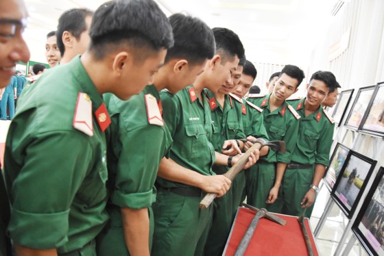 Quân khu 7 triển lãm ảnh kỷ niệm 72 năm ngày Thương binh - Liệt sĩ ảnh 8