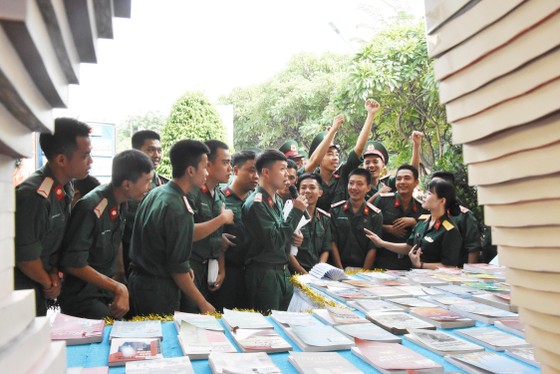 Quân khu 7 triển lãm ảnh kỷ niệm 72 năm ngày Thương binh - Liệt sĩ ảnh 9