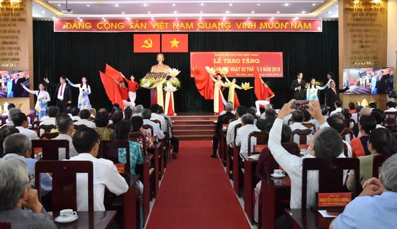 Hóc Môn: 72 đảng viên nhận Huy hiệu Đảng đợt 2-9 ảnh 5