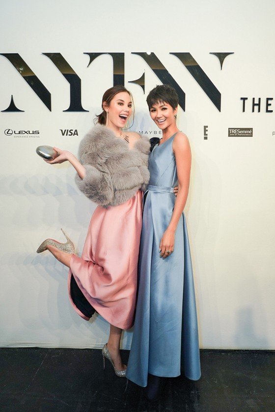 H’Hen Niê tái ngộ đương kim Miss Universe Catriona Gray tại New York Fashion Week ảnh 1