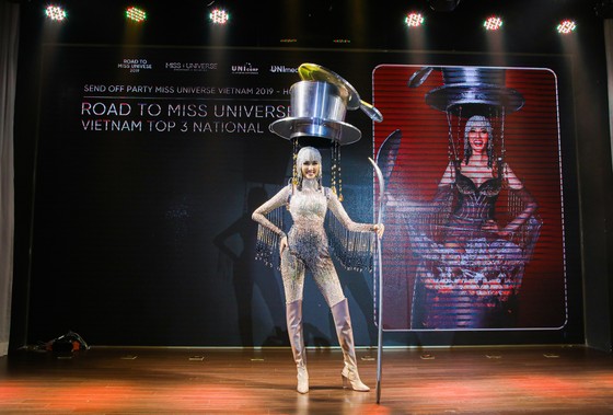 Café phin sữa đá là trang phục dân tộc của Hoàng Thùy tại Miss Universe 2019 ảnh 1