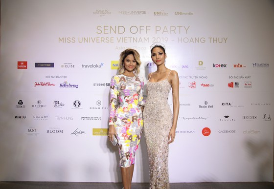 Café phin sữa đá là trang phục dân tộc của Hoàng Thùy tại Miss Universe 2019 ảnh 4
