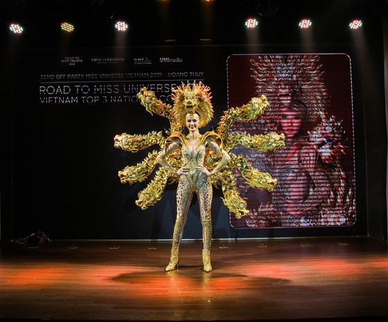 Café phin sữa đá là trang phục dân tộc của Hoàng Thùy tại Miss Universe 2019 ảnh 3