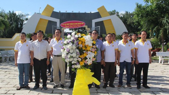 HDTC tổ chức chương trình viếng thăm nghĩa trang Liệt sĩ và hỗ trợ ngư dân vươn khơi bám biển tại huyện Cần Giờ ảnh 1