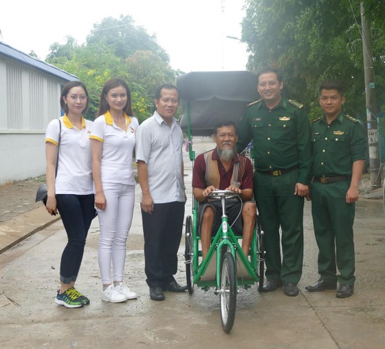 HDTC tổ chức chương trình viếng thăm nghĩa trang Liệt sĩ và hỗ trợ ngư dân vươn khơi bám biển tại huyện Cần Giờ ảnh 2