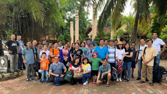 HDTC tổ chức chương trình viếng thăm nghĩa trang Liệt sĩ và hỗ trợ ngư dân vươn khơi bám biển tại huyện Cần Giờ ảnh 5