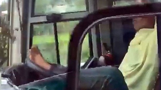 Sa thải tài xế lái xe bằng chân trên đường cao tốc ảnh 1