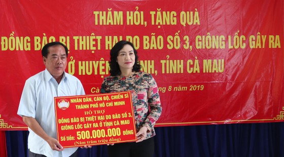 Lãnh đạo TPHCM tặng quà người dân U Minh bị thiệt hại do bão số 3 gây ra ảnh 1