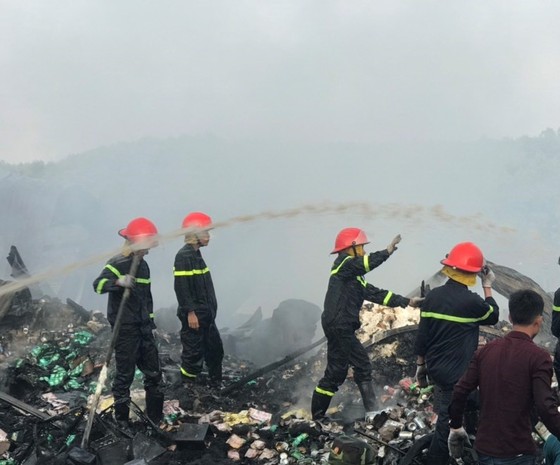 Cháy lớn thiêu rụi 12 căn nhà, bé gái 14 tuổi tử vong ảnh 1