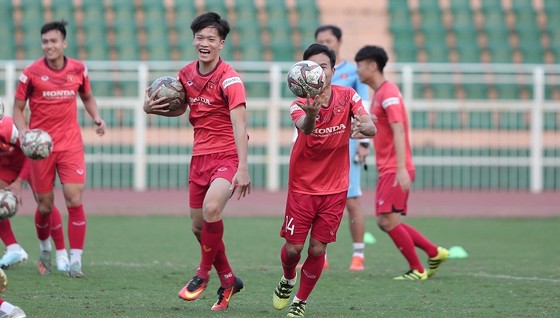 U23 Việt Nam tiếp tục tập kín khi trở về nước ảnh 1