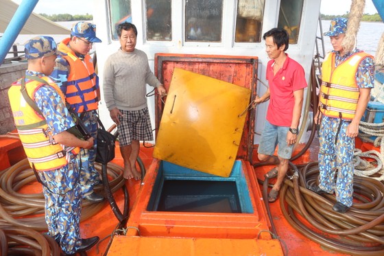 Bộ Tư lệnh Vùng Cảnh sát biển 4 tạm giữ tàu chở 80.000 lít dầu D.O không rõ nguồn gốc ảnh 1