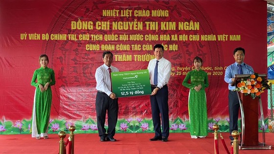 Chủ tịch Quốc hội Nguyễn Thị Kim Ngân thăm và tặng quà cho học sinh ở Cà Mau ảnh 1