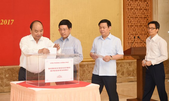 Chính phủ quyên góp ủng hộ khắc phục hậu quả mưa lũ ảnh 1