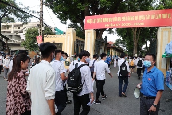 Thực hiện nghiêm các quy định về phòng chống dịch đối với thí sinh, người nhà đưa đón ảnh 1