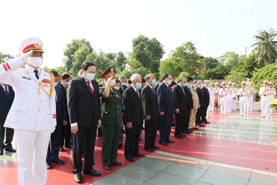 Lãnh đạo Đảng, Nhà nước vào Lăng viếng Chủ tịch Hồ Chí Minh nhân kỷ niệm 75 năm Quốc khánh 2-9 ảnh 2