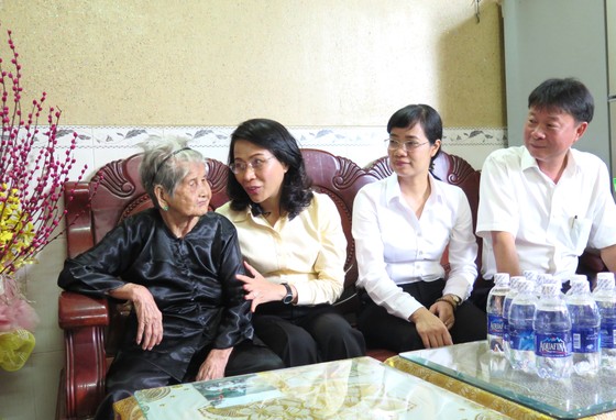 TPHCM tặng mỗi Mẹ Việt Nam Anh hùng 2 triệu đồng dịp 27-7 ảnh 1