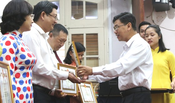 Quận 1 giải quyết thủ tục hành chính “không giấy” ảnh 3