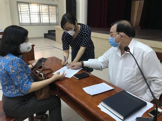 Khoảng 210.000 người có công, hưu trí, bảo trợ ở TPHCM được lãnh tiền chế độ tại nhà ảnh 1