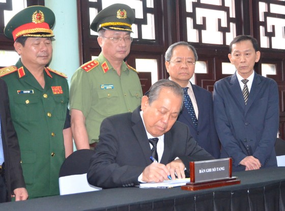 Phó Thủ tướng Thường trực Trương Hòa Bình thành kính viếng đồng chí Trần Quốc Hương ảnh 3