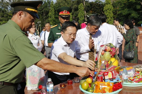 Lãnh đạo TPHCM dâng hương tưởng niệm Anh hùng liệt sĩ tại Nghĩa trang Hàng Dương huyện Côn Đảo  ảnh 5